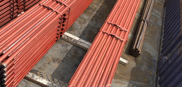 材質：SA-210C規(guī)格：63.5×7.5 4根一排，鱗片寬度12.7mm厚度6mm管排總長度12米，內螺紋8個頭） 管材需正偏差，帶500米密封