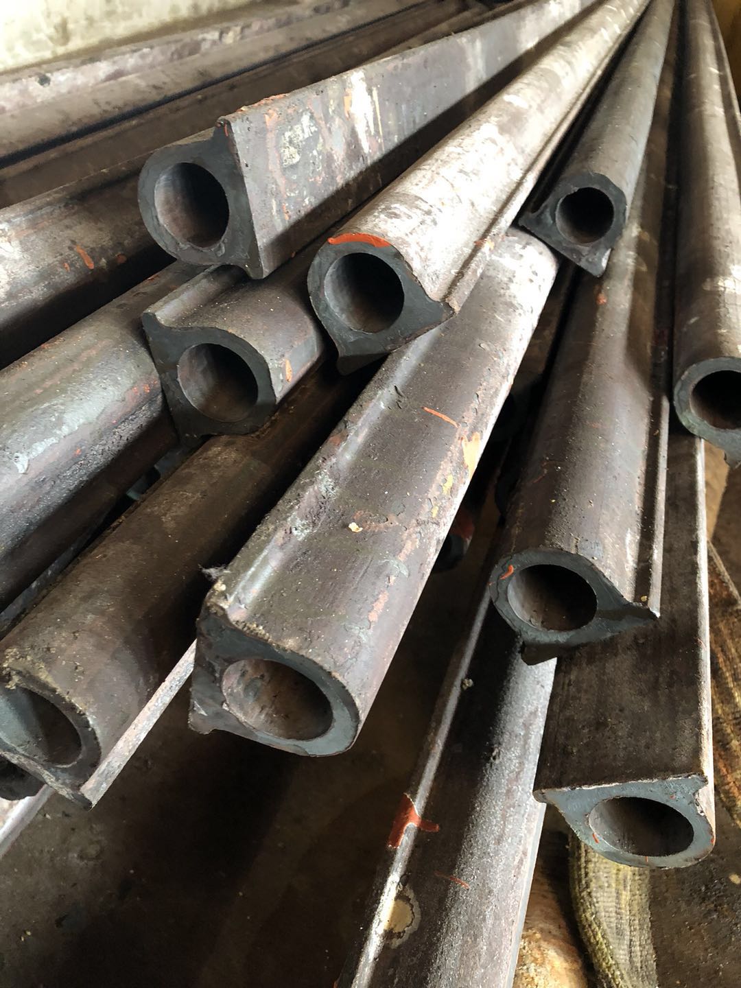 Φ63.5×8 （SA-210C)管壁厚度均勻，材質(zhì)符合要求，管壁厚度不超8.1mm，兩管中心距89mm，，鰭片厚度6mm，管長度6M,每排6根管束，管口鰭片據(jù)管口留50mm的距離便于焊接