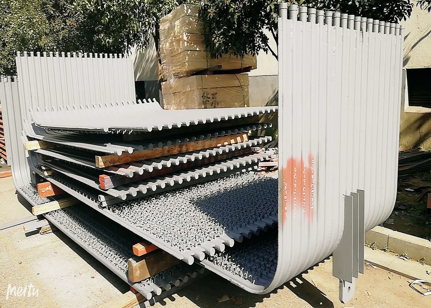 屏寬：50.8×10=508mm；長：6000mm;S=50.8mm。螺旋水冷壁管盤繞管圈，傾角為19.471°，管子規(guī)格Φ38.1×7.5。螺旋管屏膜式扁鋼厚δ=6.4，采用雙面坡口焊接型式。