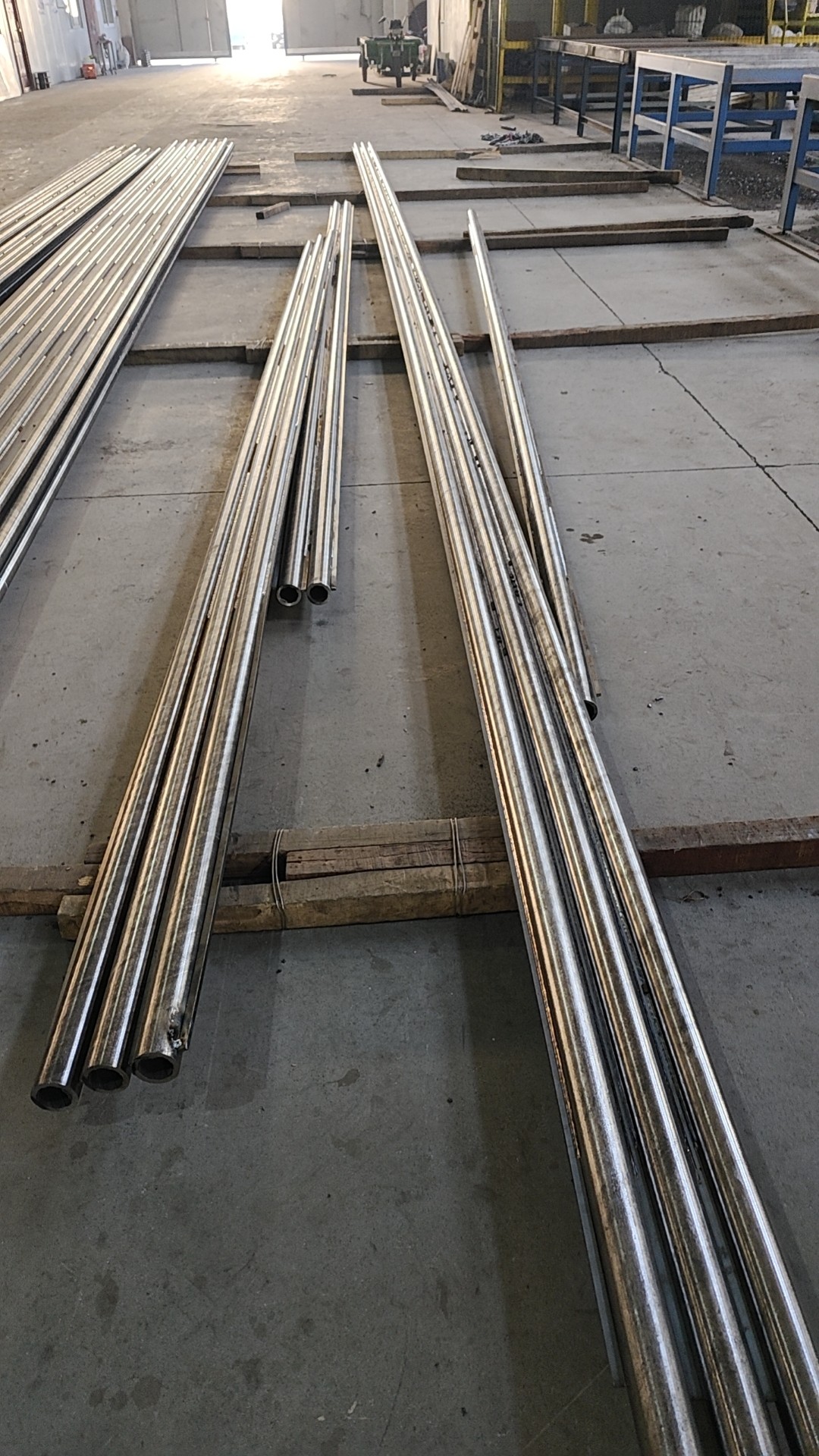 管排長度為6米，每件管排由10根管子組成，管子中心距為54mm，鰭片厚度為6.4mm